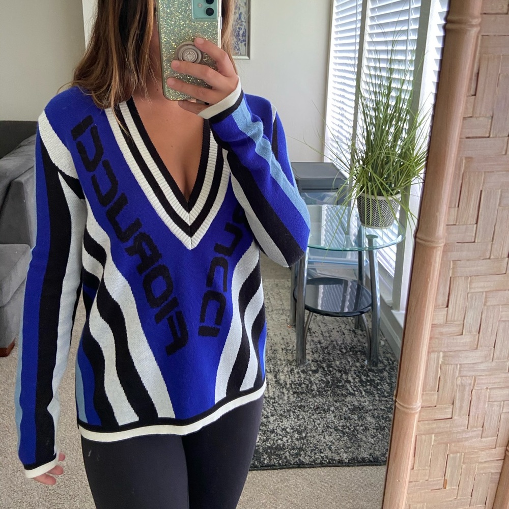 FIORUCCI 💙 v neck sweater